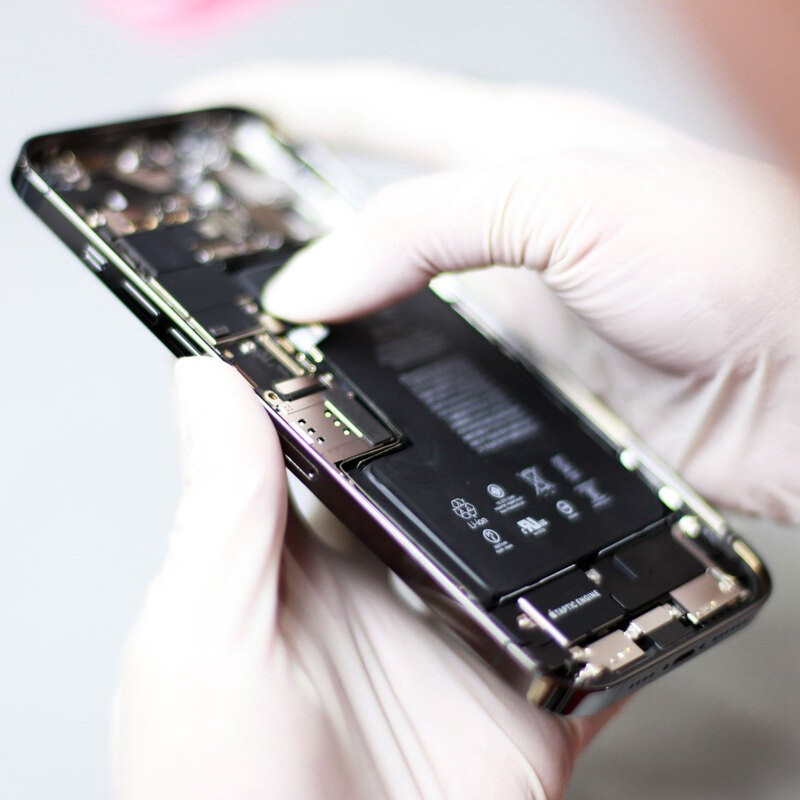 Thay bộ nẹp iPhone 13 Pro tại fastcare