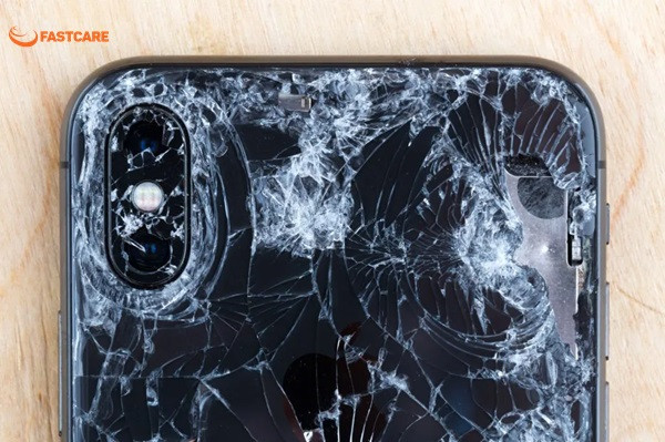 Camera điện thoại iPhone bị nứt, vỡ do rơi rớt hoặc va đập mạnh.