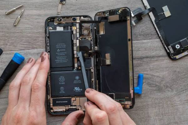 Những yếu tố ảnh hưởng đến giá pin iPhone hiện nay