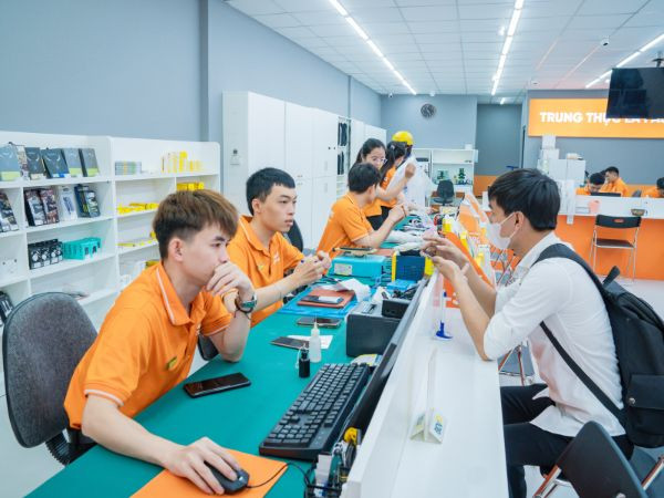 Quy trình thay pin iPhone 16e chuyên nghiệp lấy liền tại FASTCARE